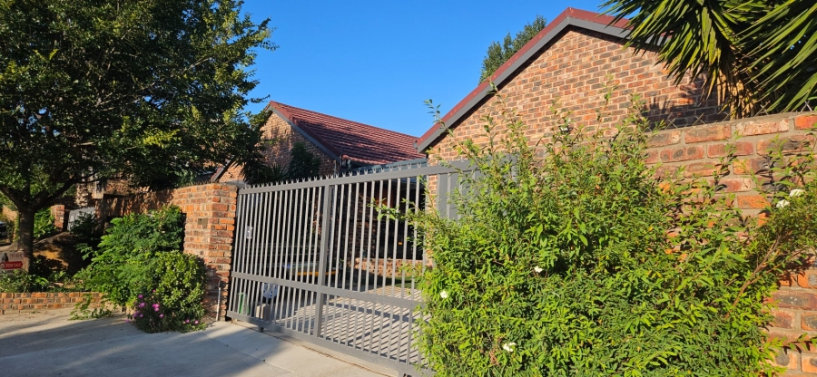 5 Bedroom Property for Sale in Langenhovenpark Free State